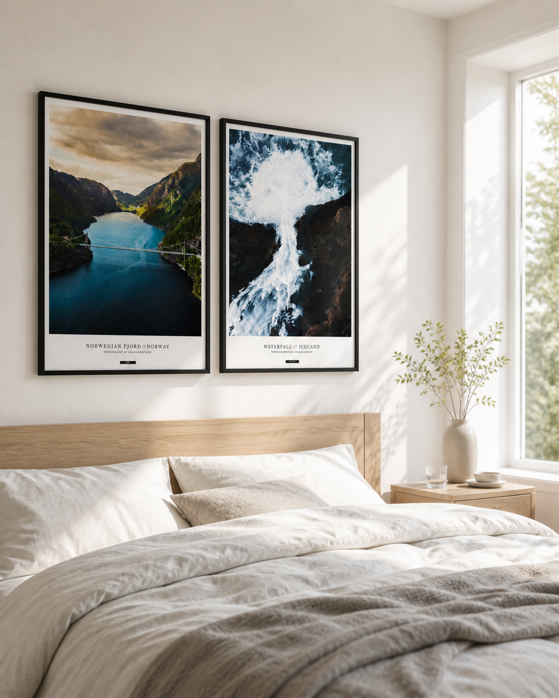 WATERFALL og NORWEGIAN FJORD plakater sammen i et lyst nordisk soveværelse med naturligt dagslys.